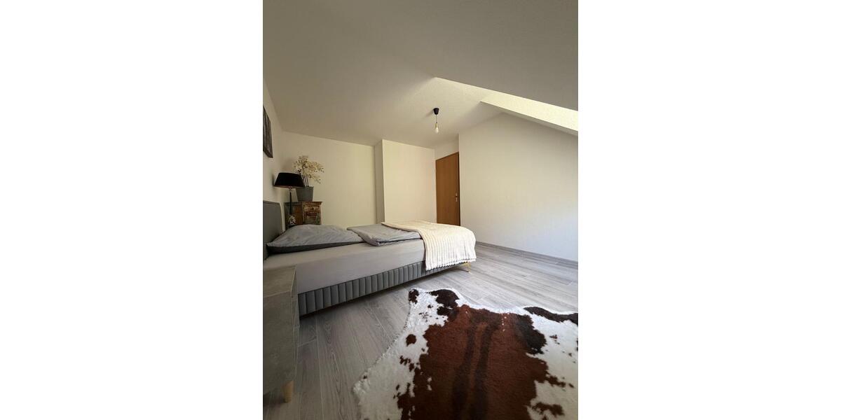 Dachgeschoßwohnung Neuenmarkt - 1 Zimmer, 75 m&sup2;, 350&euro; | Angebot:26237268