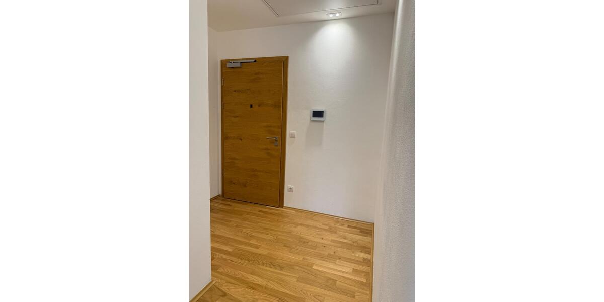 Dachgeschoßwohnung Straubing - 2 Zimmer, 92 m&sup2;, 1.100&euro; | Angebot:24748856