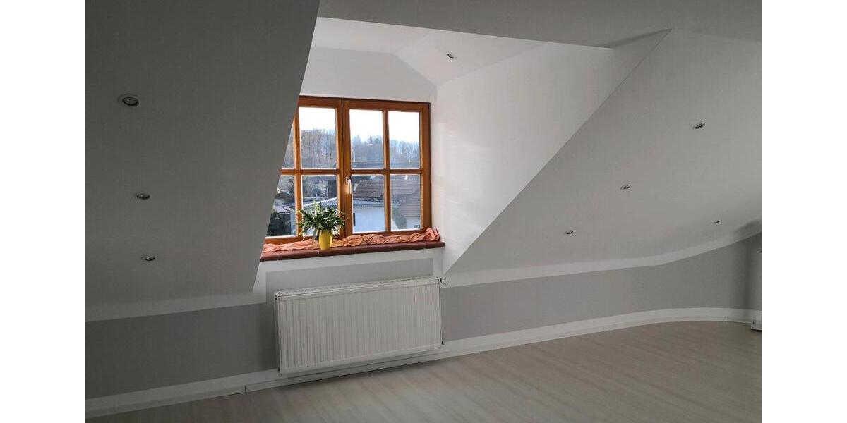 Dachgeschoßwohnung Grafling - 3 Zimmer, 100 m&sup2;, 1.000&euro; | Angebot:26625189