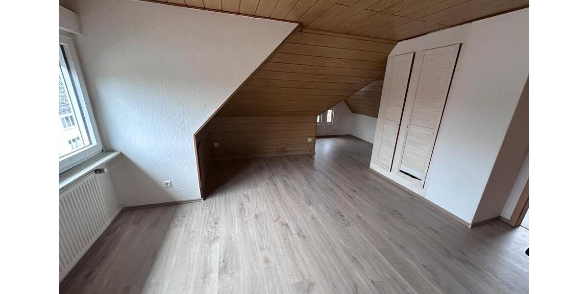 Dachgeschoßwohnung Siegen - 2 Zimmer, 50 m&sup2;, 450&euro; | Angebot:26101907
