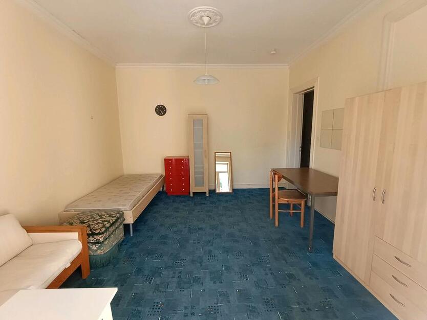 Teilmöbliertes Zimmer einer 4er Studenten WG