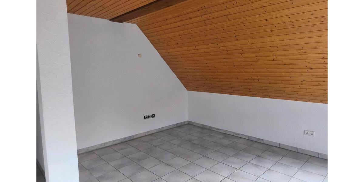 Dachgeschoßwohnung Schrozberg - 3 Zimmer, 92 m&sup2;, 900&euro; | Angebot:25510151