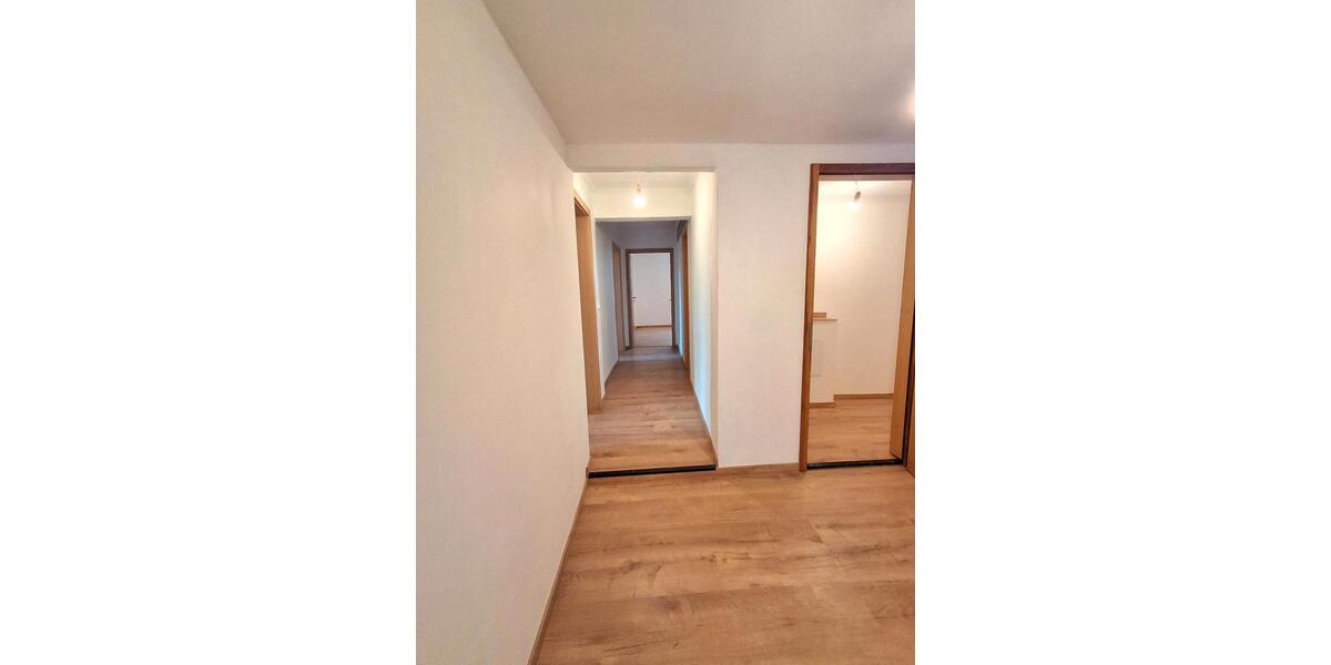 Etagenwohnung Neustadt an der Waldnaab - 5 Zimmer, 110 m&sup2;, 1.200&euro; | Angebot:26253658
