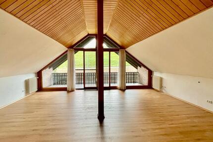 Helle und schöne 3 Zimmerwohnung 100 qm mit Balkon und neuem Bad zimmer