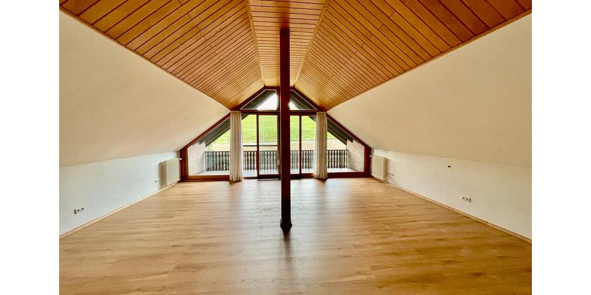 Helle und schöne 3 Zimmerwohnung 100 qm mit Balkon und neuem Bad zimmer