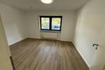 Kernsanierte 2,5-Zi-Wohnung mit EBK, Balkon und Garage
