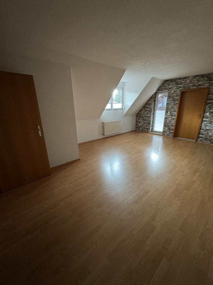 Moderne 3-Zimmer-Wohnung im 1. OG mit Balkon & Stellplatz