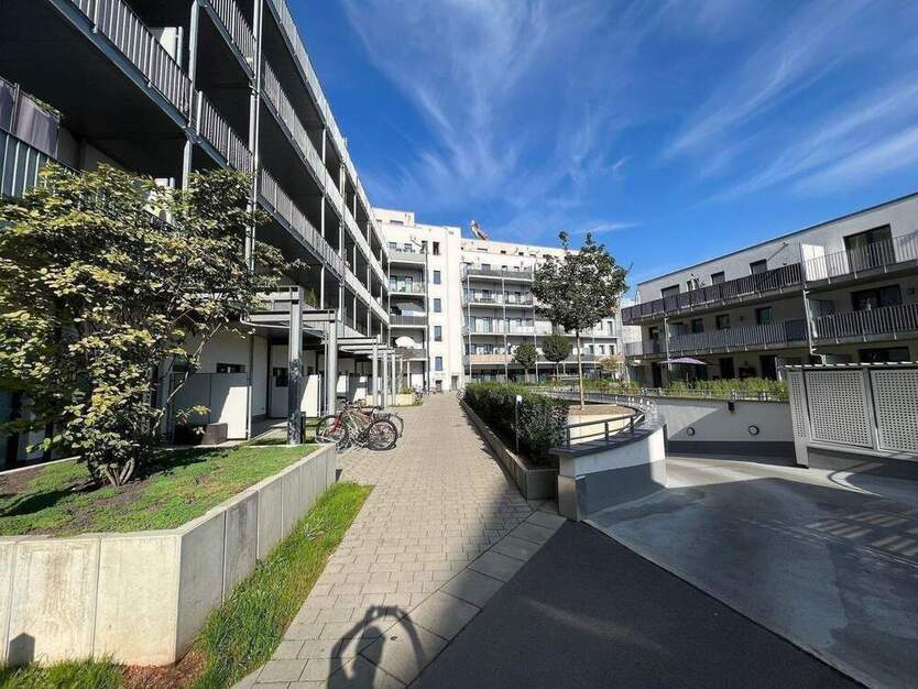 Großzügige 1-Zimmer-Wohnung mit Balkon in U-Bahn Nähe