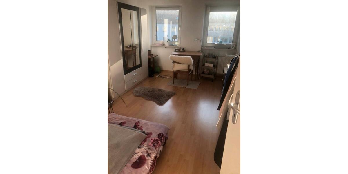 Biete helles WG-Zimmer am Moosacher-St-Martinsplatz ab 01.02. 2 zimmer