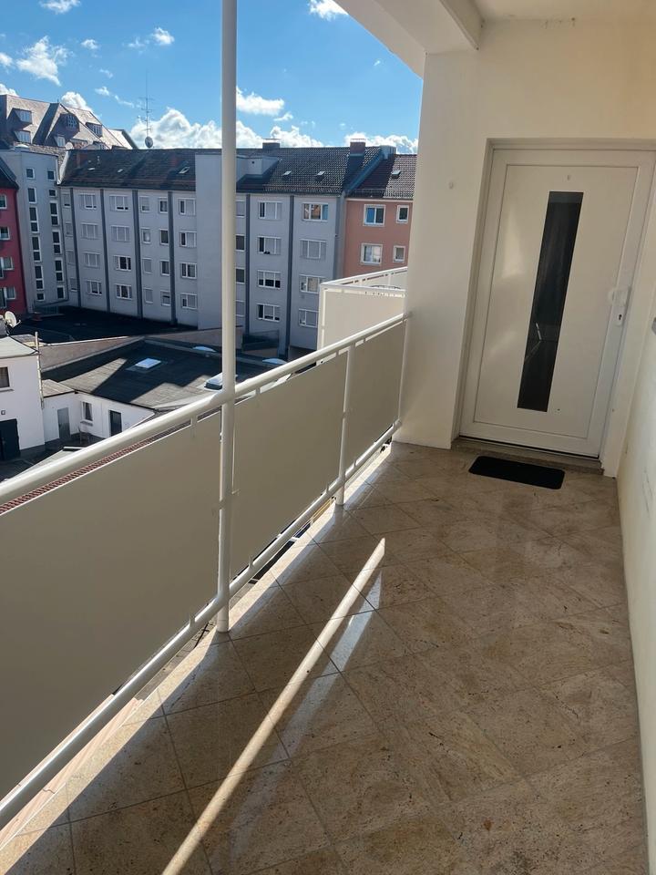 Große Helle zwei Zimmer Wohnung