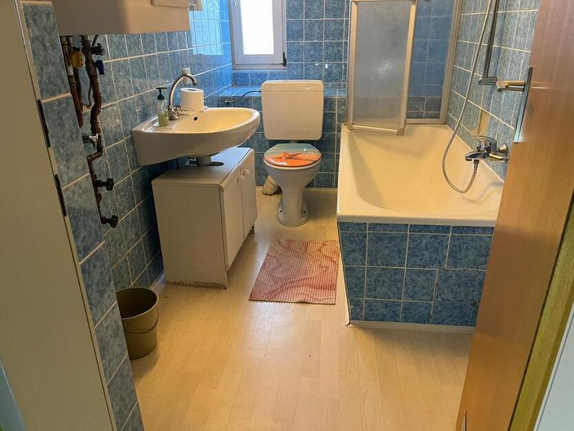 Dachgeschoßwohnung: 2 Zimmer, Küche, Bad mit Einbauküche