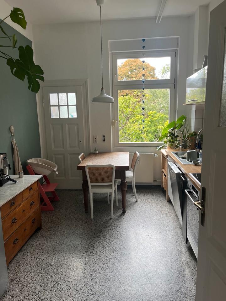 Untermiete AltbauWohnung mit 3 Zimmern & Balkons