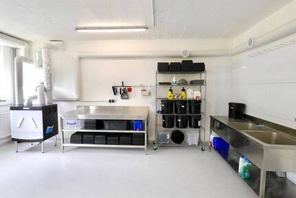 ProduktionBüroLagerAusstellungVerkauf im anfahrbaren Souterrain ab sofort frei! 3 zimmer