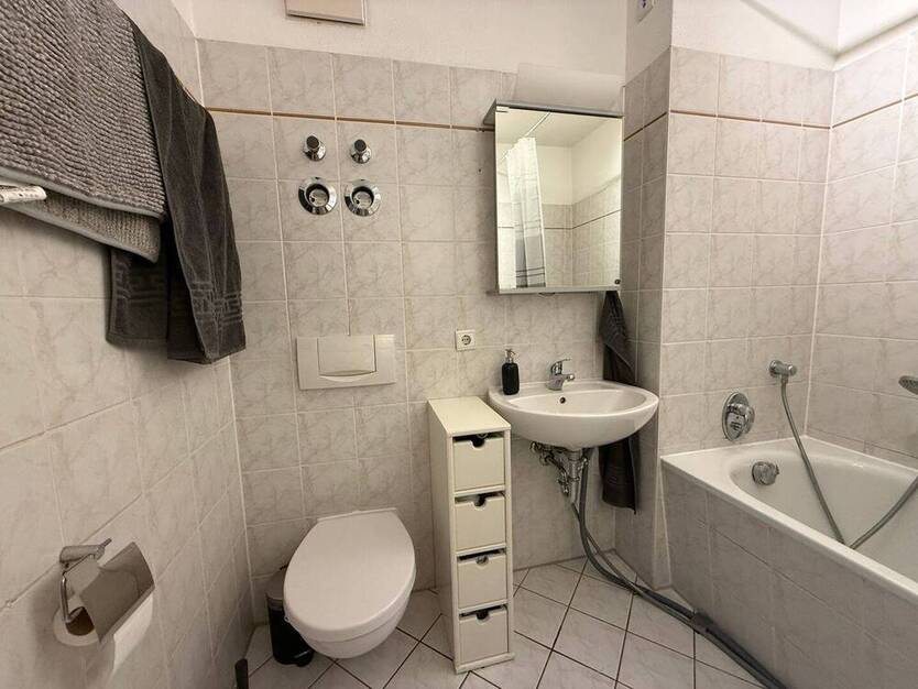 Verfügbar ab 01.10.2025 I 2 Zimmer I Balkon I Einbauküche I Badewanne