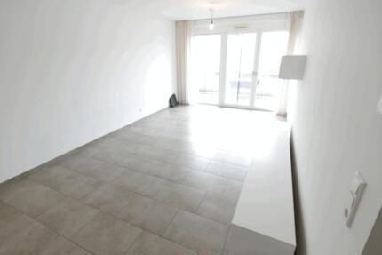Drei-Zimmerwohnung, 1. OG, Aufzug, Stellplatz, EBK gg. 5.000 Euro zimmer