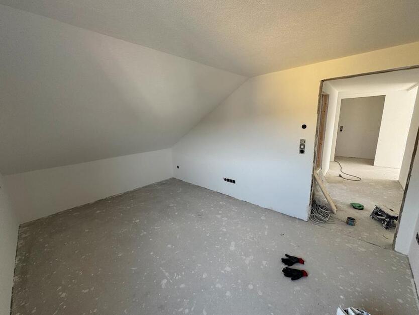 Kernsanierte 4-Zimmer-Dachgeschosswohnung. zimmer