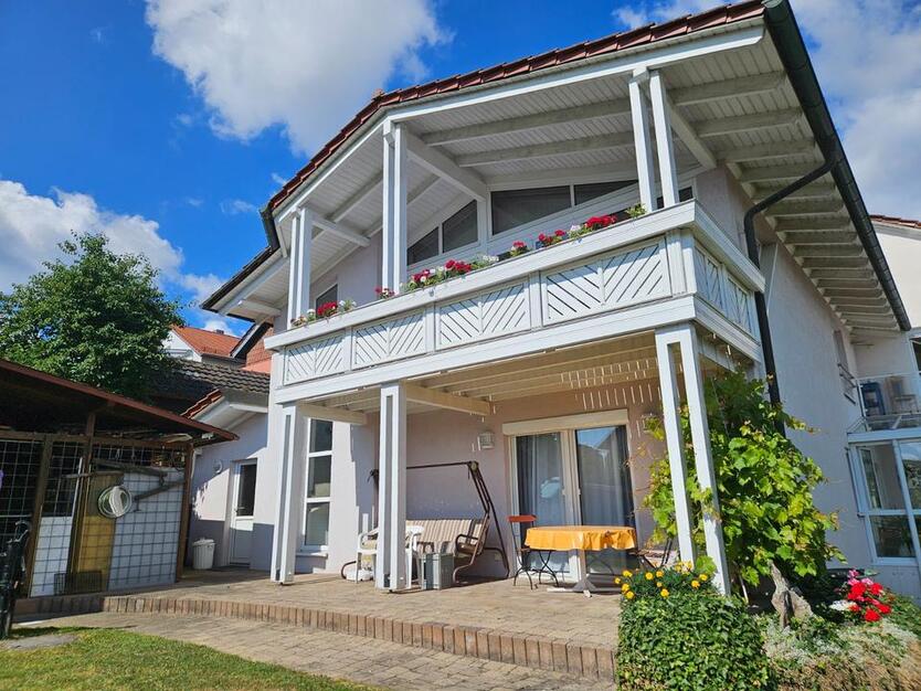 3 Zi. 111qm Wohnung über 2 Etagen EBK Balkon Bad Gäste-WC Carport