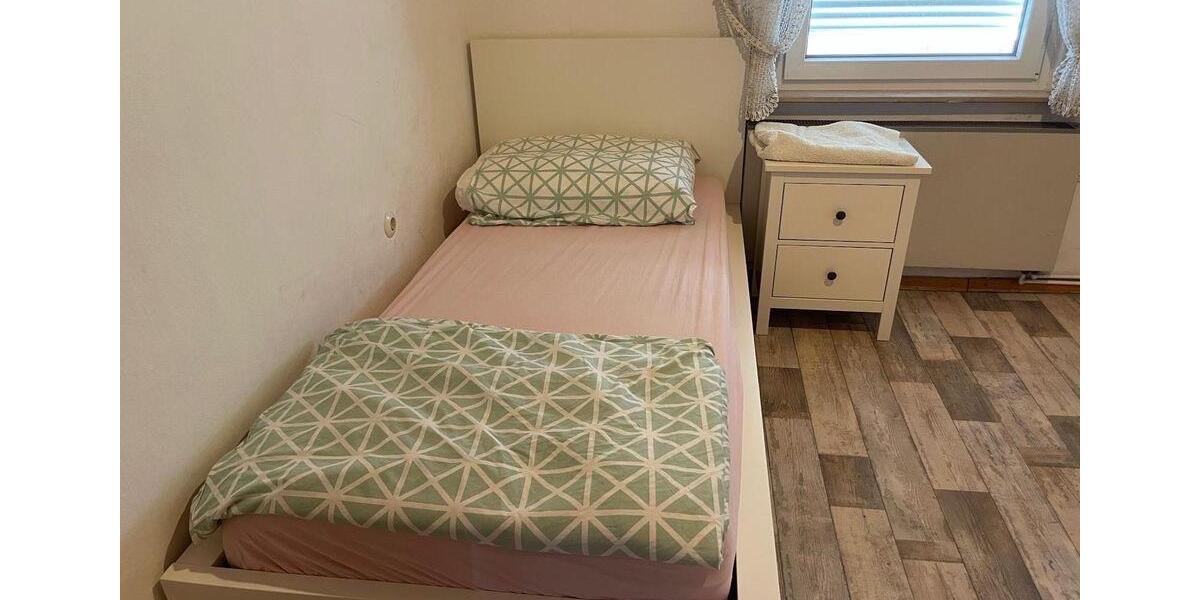 Gemeinsame Frauen WG top Lage! Direkt an der bahnhaltstelle 3 zimmer