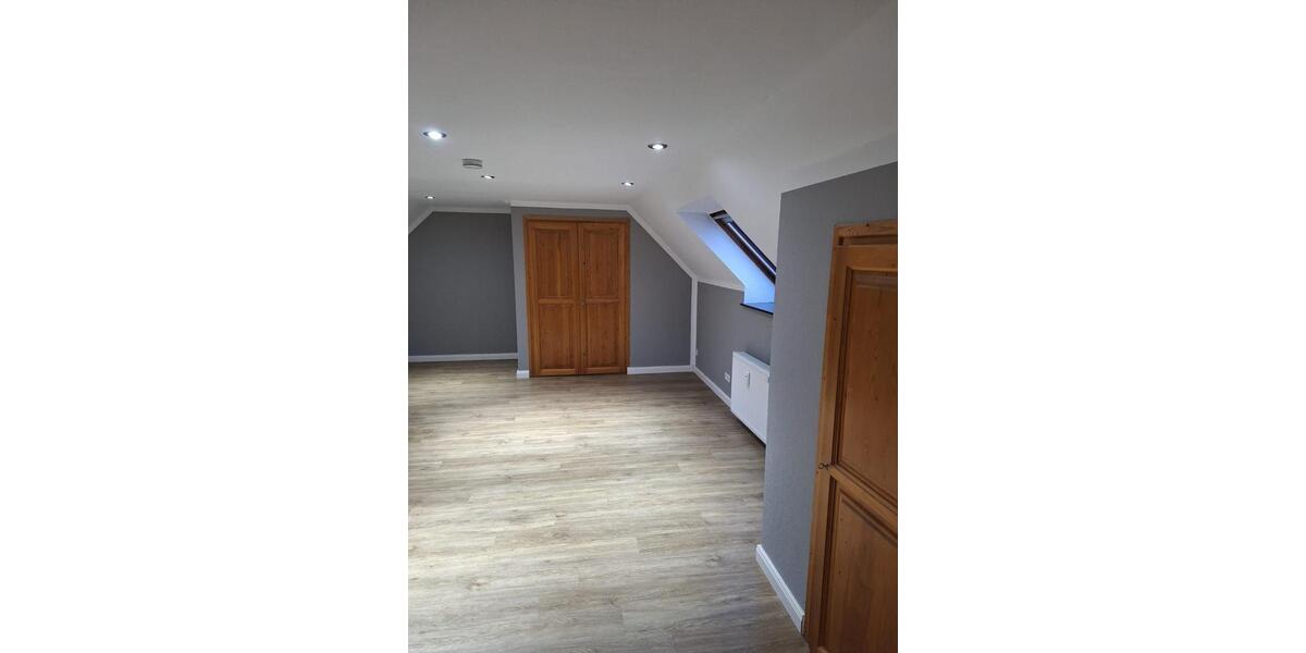 Dachgeschoßwohnung Edemissen - 4 Zimmer, 122 m&sup2;, 950&euro; | Angebot:25804869