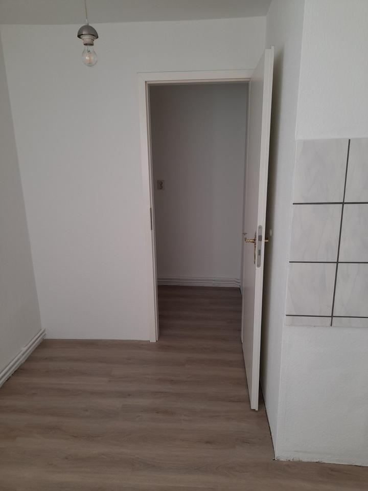 Biete schöne zwei Raum Wohnung