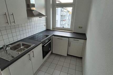 Großzügige 2-Zimmer mit EBK, 2xBalkon und Laminat in zentraler Lage 2 zimmer