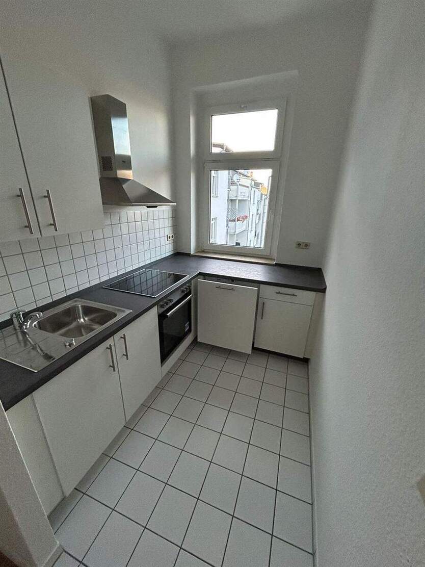 Großzügige 2-Zimmer mit EBK, 2xBalkon und Laminat in zentraler Lage 2 zimmer