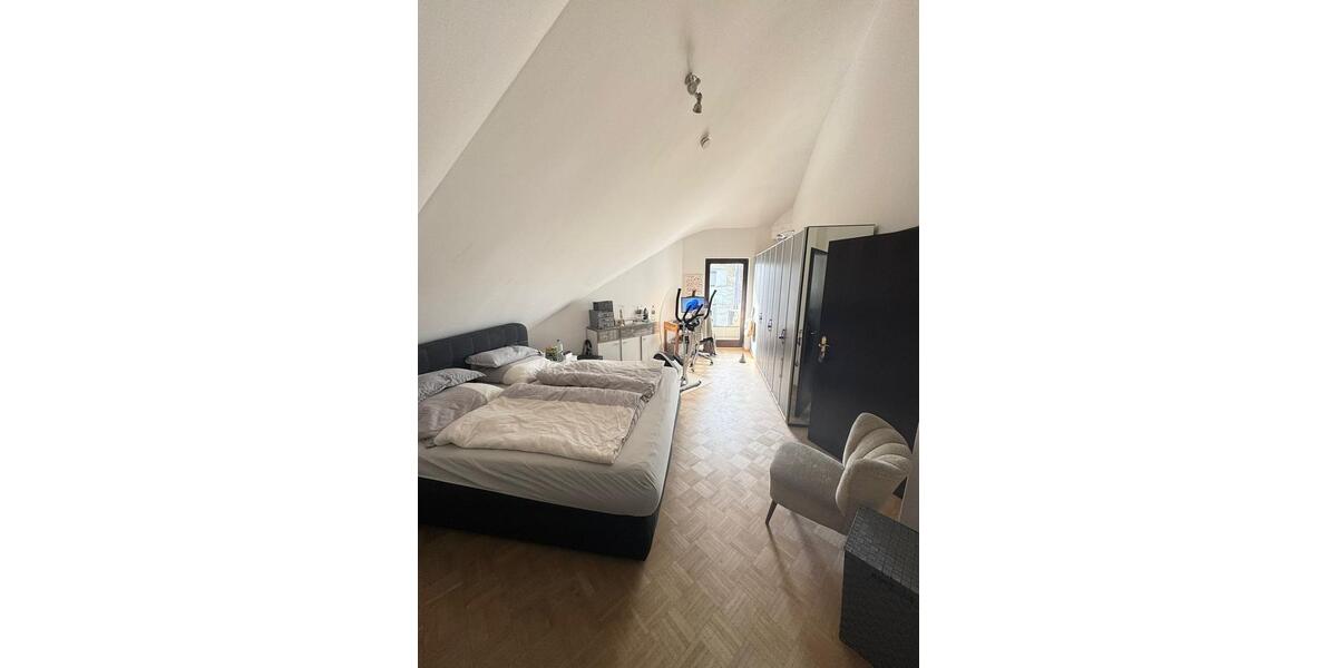 Dachgeschoßwohnung Wiesbaden Biebrich - 2 Zimmer, 90 m&sup2;, 1.315&euro; | Angebot:25136770