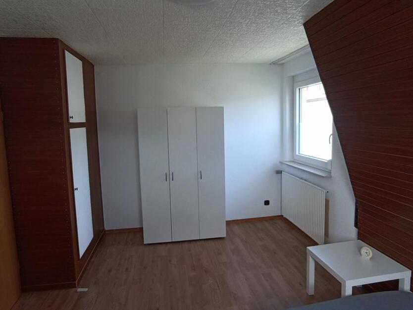 1 WG Zimmer von 3 in freistehendem Haus