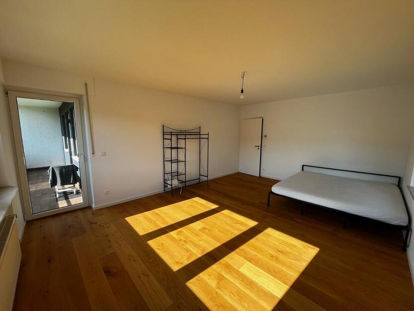 Modernes, möbliertes WG-Zimmer in renovierter Wohnung mit Balkon