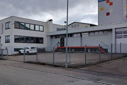 2 Lagerhallen mit Büros und Freifläche