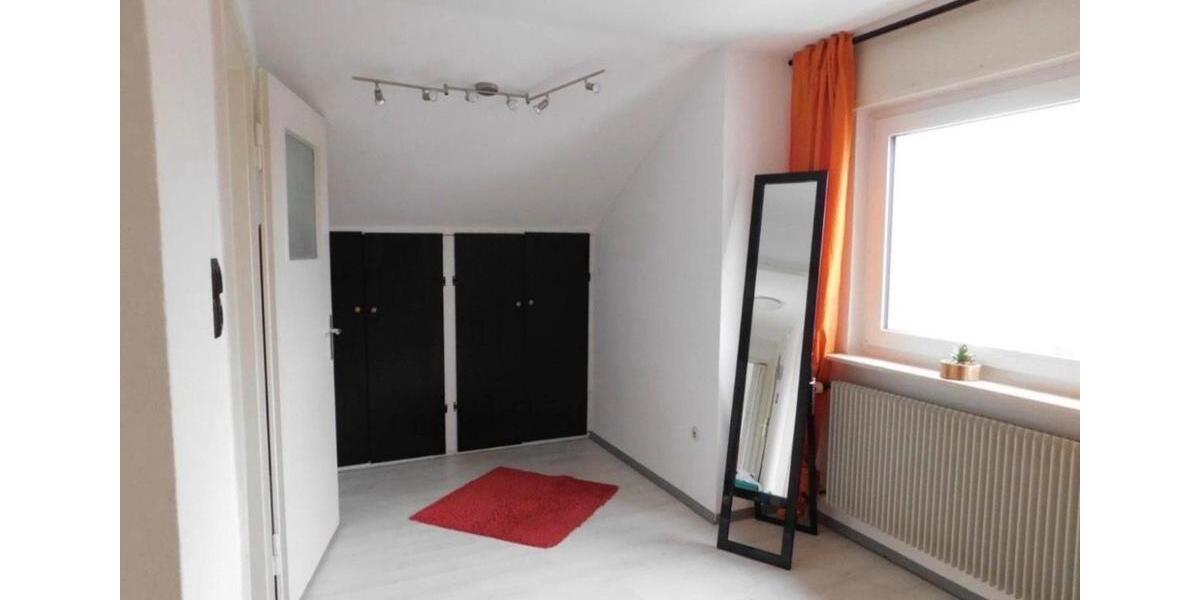 3-Zimmer-DG-Wohnung mit EBK – Möbliert 3 zimmer