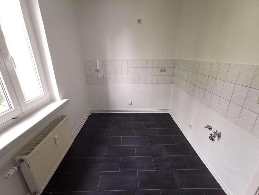 Gerade in Renovierung für Sie - Helle 4-Raum-Wohnung mit Balkon - Stellplatz möglich
