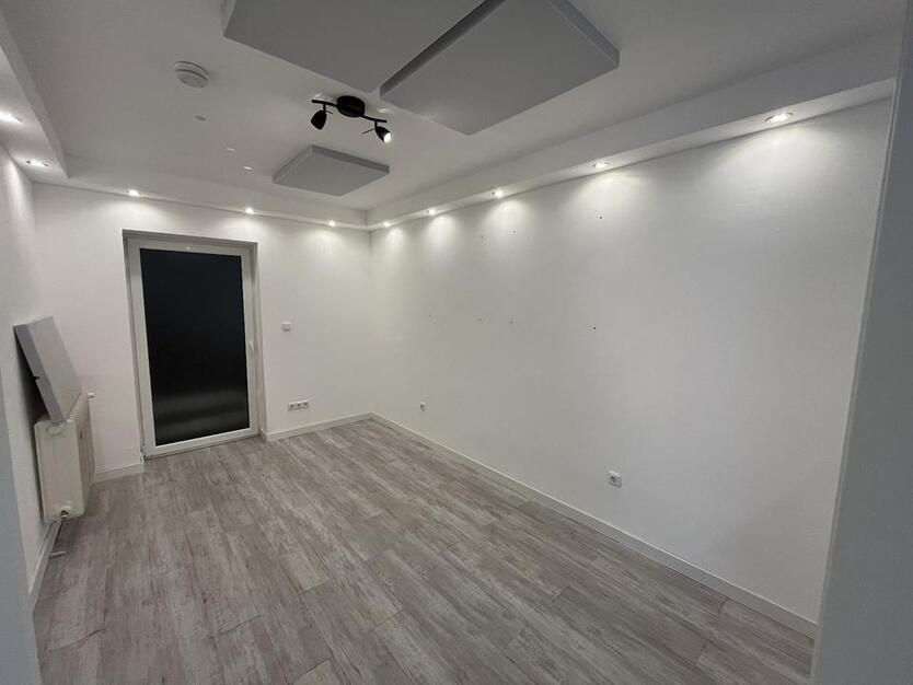 Modernes Studio mit ArbeitsZimmer und Garten
