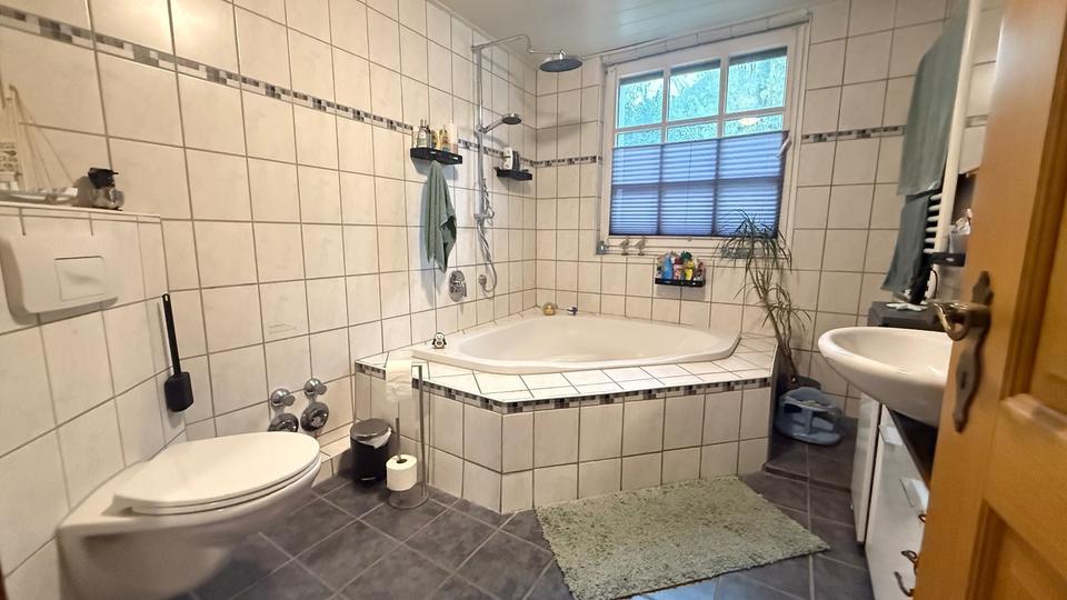 Große 3-Zi.-Whg. im EG mit Garten & eigenen Innenhof 3 zimmer