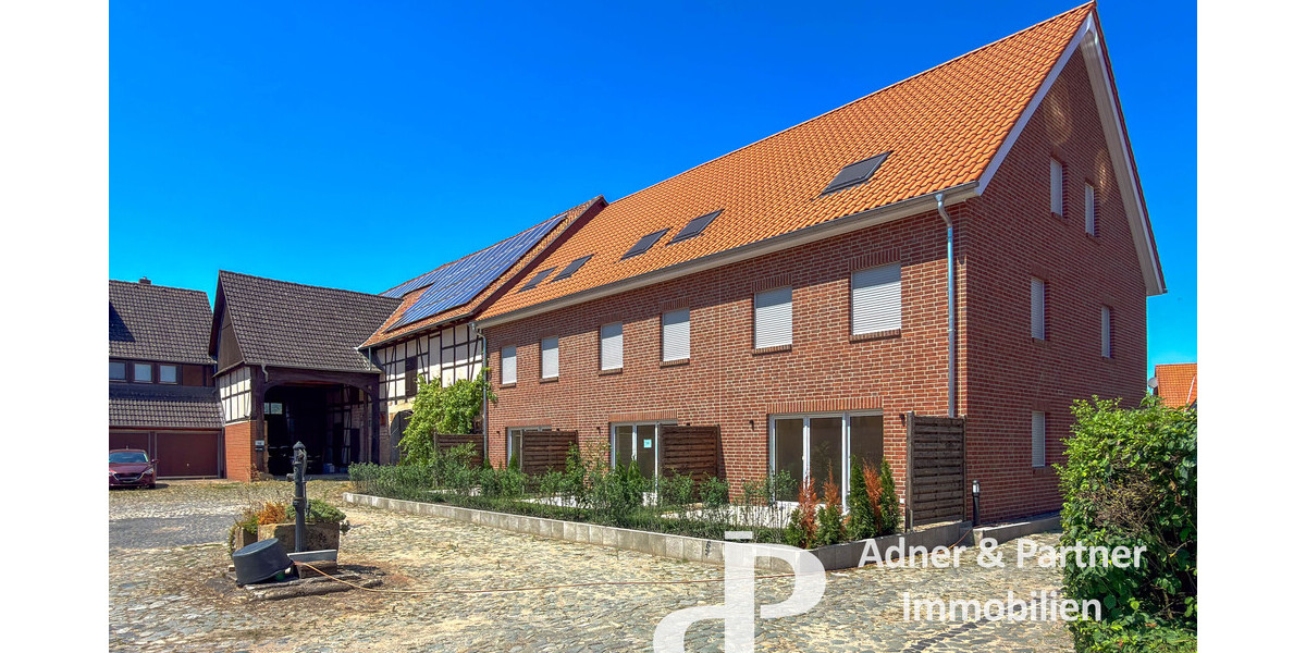 **STILVOLL WOHNEN AUF HISTORISCHEM HOF: MODERNES REIHENHAUS IN DIREKTER OKERNÄHE** - Reihenendhaus Braunschweig Heidberg-Melverode | Angebot:27242818