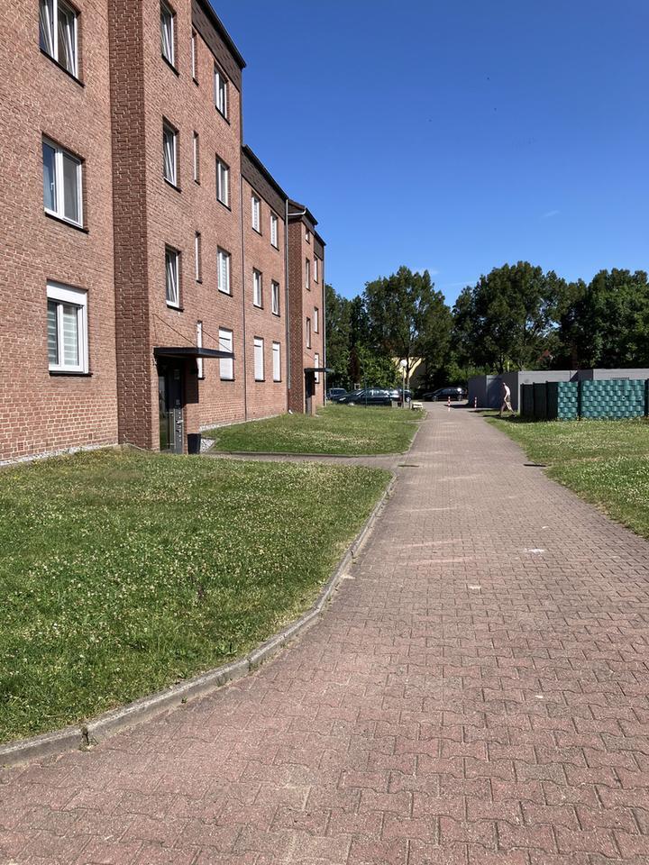 Bei VIVAWEST die Sonnenstrahlen auf dem eigenen Balkon genießen. zimmer