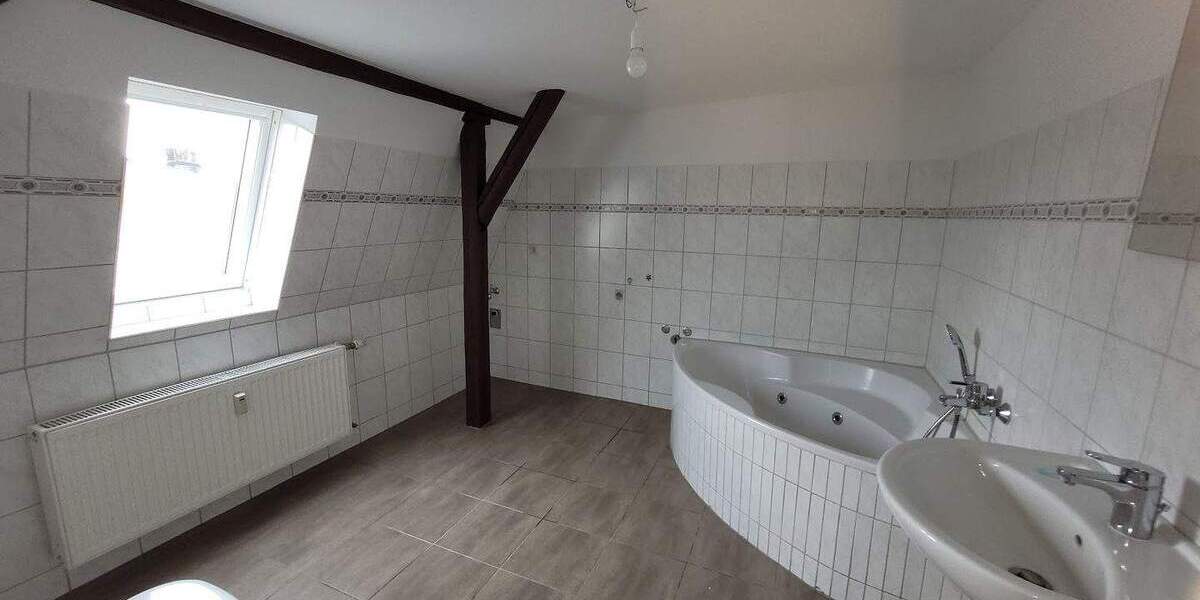 Frisch renovierte Wohnung im Dachgeschoss sucht neuen Mieter. 2 zimmer