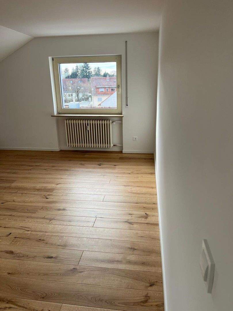 Frisch renovierte Dachgeschosswohnung inkl. Einbauküche 2 zimmer