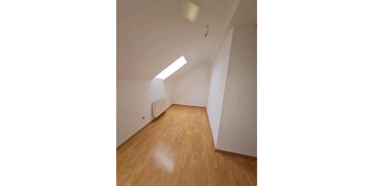 Dachgeschoßwohnung Gera Alt-Bieblach - 4 Zimmer, 110 m&sup2;, 1.100&euro; | Angebot:25992455