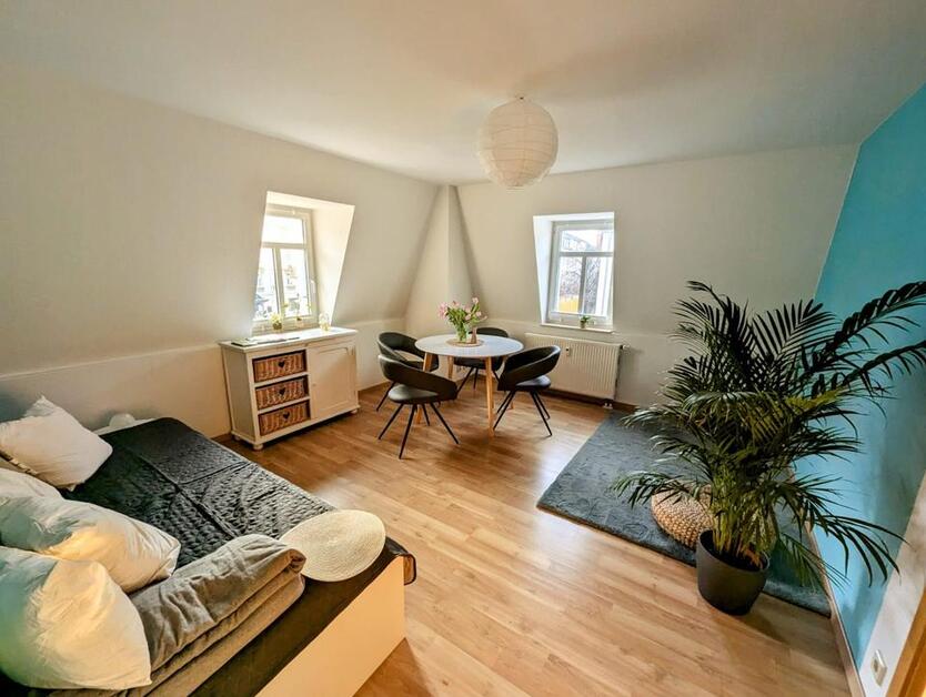 möblierte, helle Wohnung im Altbau-OG zur alleinigen Nutzung