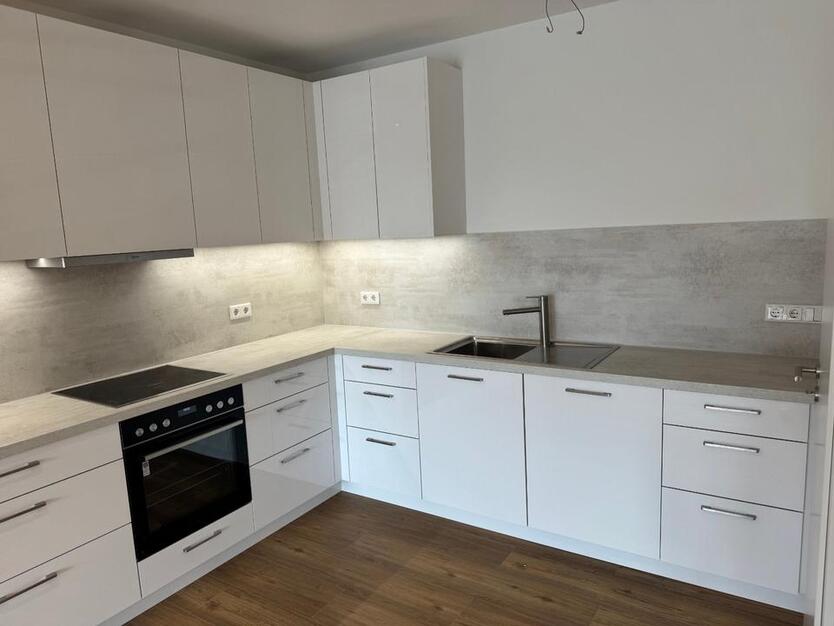 Erstbezug 3 Zimmerwohnung mit Balkon, Stellplatz und Einbauküche