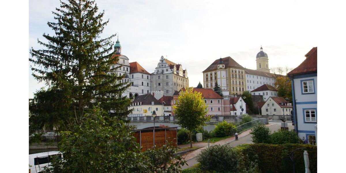 Lage, Lage, Lage - Schöne 3 Zimmer Maisonette Wohnung auf der Leopoldineninsel mit Blick auf das Schloss in Neuburg - Ein neues Zuhause von SOWA Immobilien und Finanzen Ihr Experte vor Ort - Maisonettenwohnung Neuburg an der Donau | Angebot:27207548