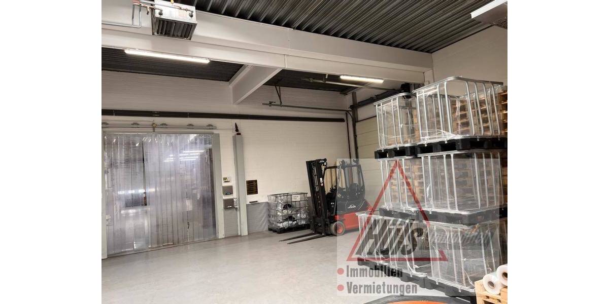 helle Produktions- und Lagerhalle mit Sozialräumen mit guter Erreichbarkeit zimmer