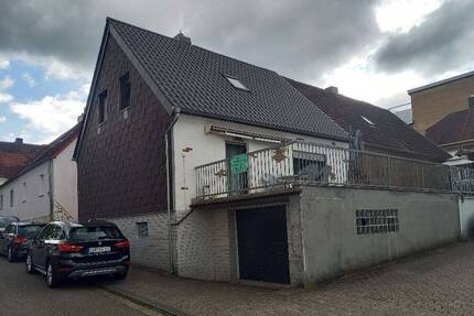 Gepflegtes Einfamilienhaus mit großem Balkon und Garage im Haus, in ruhiger Sackgasse von St. Ingbert Nähe Innenstadt (zentral und doch ruhig)