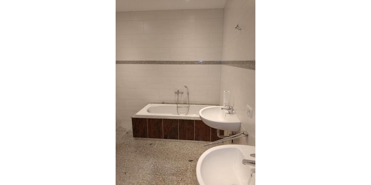 Erdgeschoßwohnung Werdau - 4 Zimmer, 95 m&sup2;, 740&euro; | Angebot:25042195