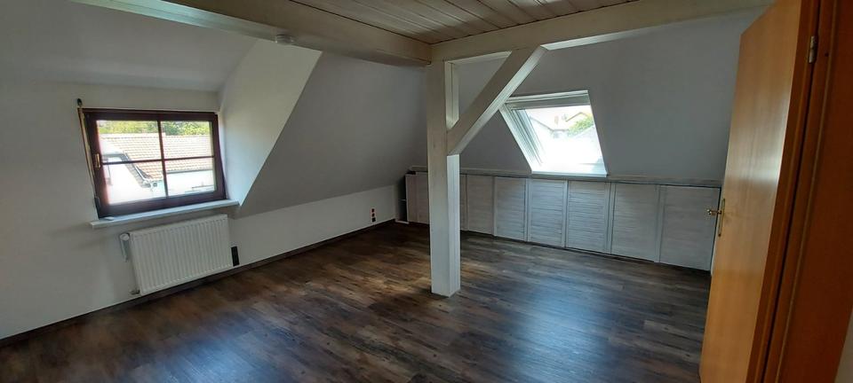 Dachgeschoßwohnung Altenstadt - 3 Zimmer, 100 m&sup2;, 1.000&euro; | Angebot:24688058