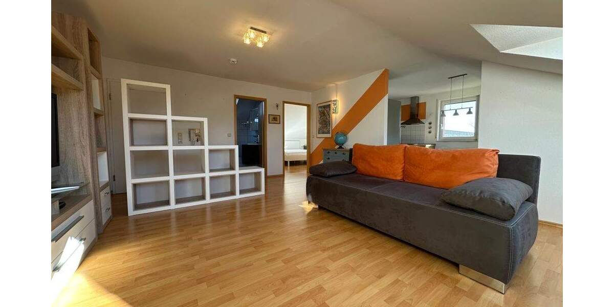 Schöne 2-Zimmer-Dachgeschoss-Wohnung mit Einbauküche 2 zimmer