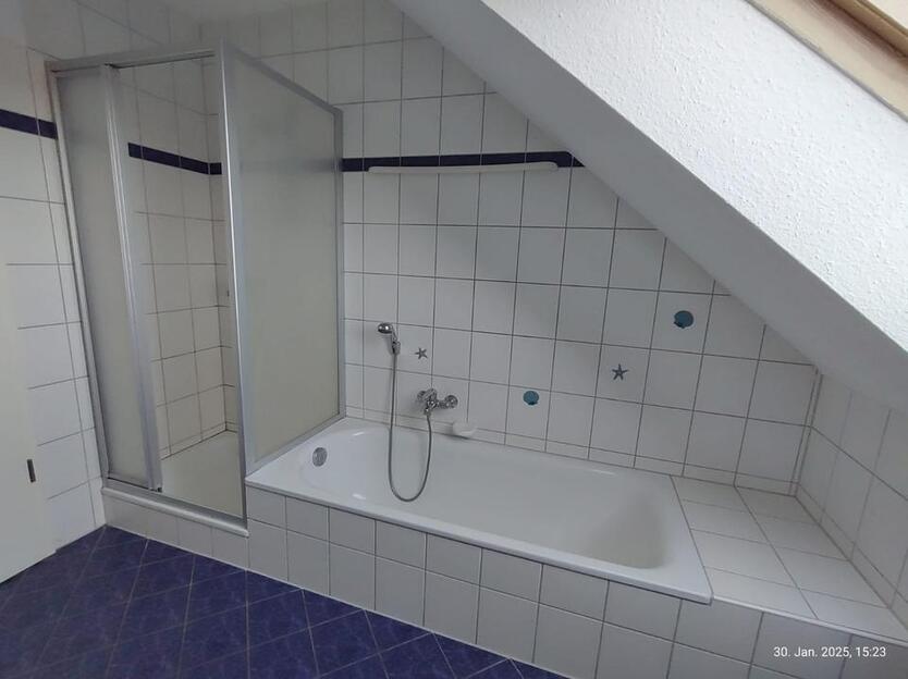Uffenheim: Helle 2-Zimmer-DG-Wohnung mit Dachbalkon