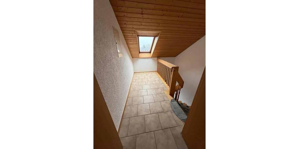 Dachgeschoßwohnung Wenzenbach - 3 Zimmer, 131 m&sup2;, 950&euro; | Angebot:25592241