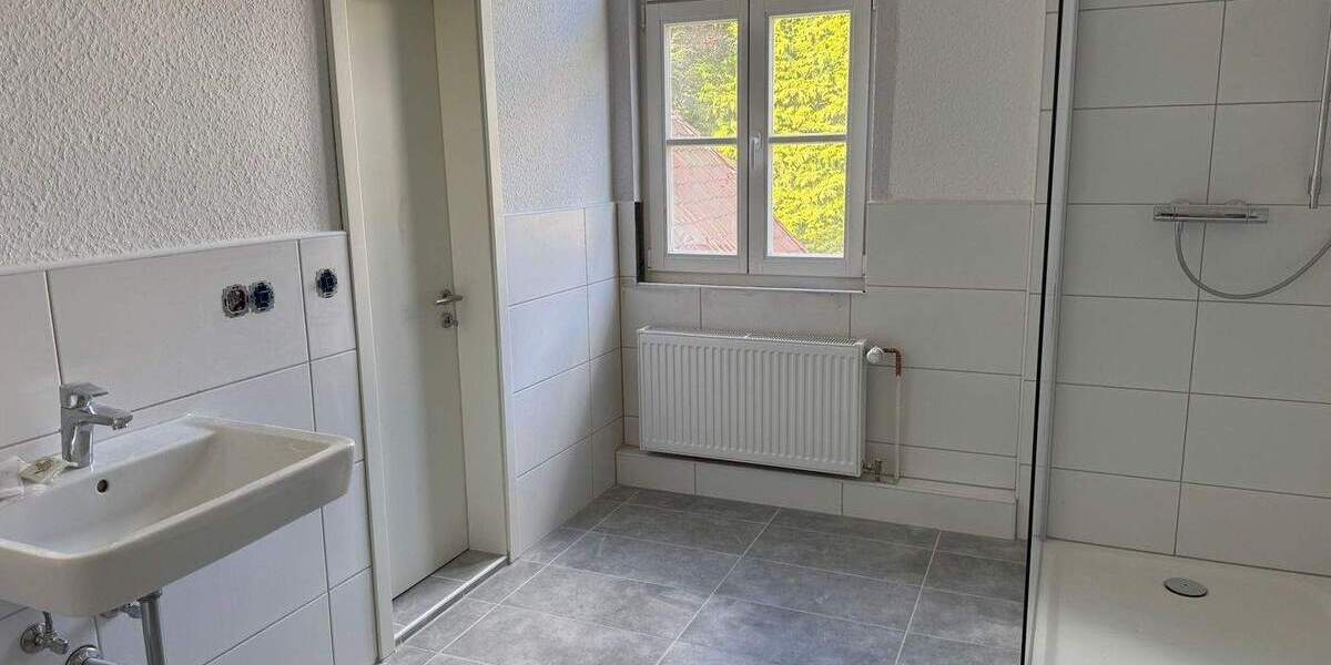 *Erstbezug nach Komplettsanierung! 2-Zi-Wohnung mit neuer Einbauküche u. saniertem Duschbad* 2 zimmer